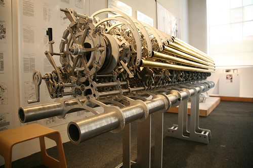 Danny Hillis, một kỹ sư máy tính, là người đầu tiên đề xuất ý tưởng về loại đồng hồ kiểu này vào năm 1995 trên tờ Wired. Sau đó, ý tưởng trên phát triển thành Clock of the Long Now, một dự án của Long Now Foundation mà trong đó Hillis là đồng sáng lập để xây dựng nên một phiên bản thật của chiếc đồng hồ.