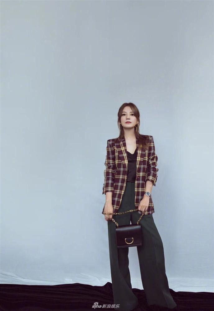 Thời gian gần đây, Triệu Vy tích cực tham gia nhiều sự kiện. Mỹ nhân Hoa đán ghi điểm từ nhan sắc đến phong cách có gu trên thảm đỏ.