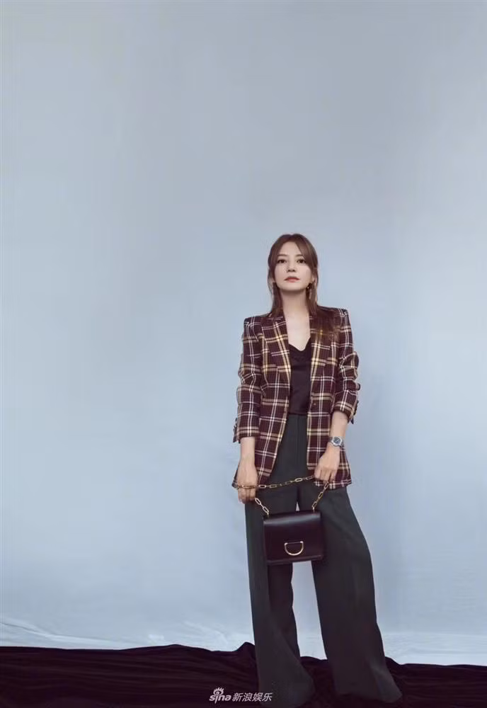 Thời gian gần đây, Triệu Vy tích cực tham gia nhiều sự kiện. Mỹ nhân Hoa đán ghi điểm từ nhan sắc đến phong cách có gu trên thảm đỏ.