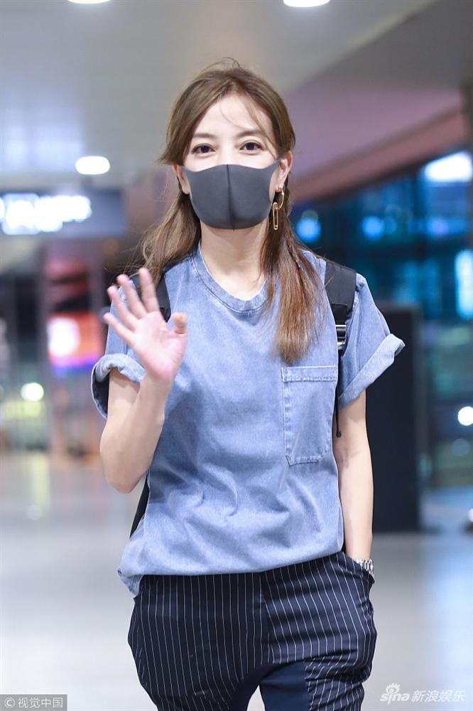 Cả style sân bay, nữ diễn viên cũng "lên đồ" năng động khoe vóc dáng trẻ trung như gái đôi mươi.