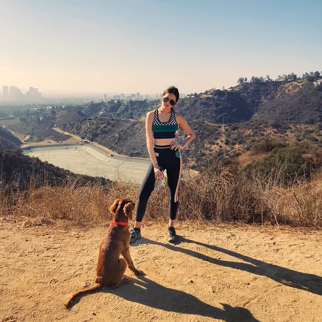 Chia sẻ với NextShark, Alexa cho biết yêu thích leo núi quanh Los Angeles. Ảnh: NextShark.