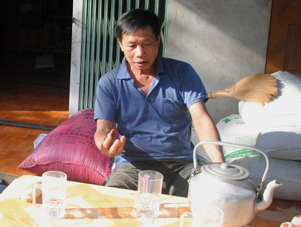 "Lê rắn" chia sẻ với phóng viên về quá trình cứu người bị rắn cắn. Ảnh: Kế Phan.