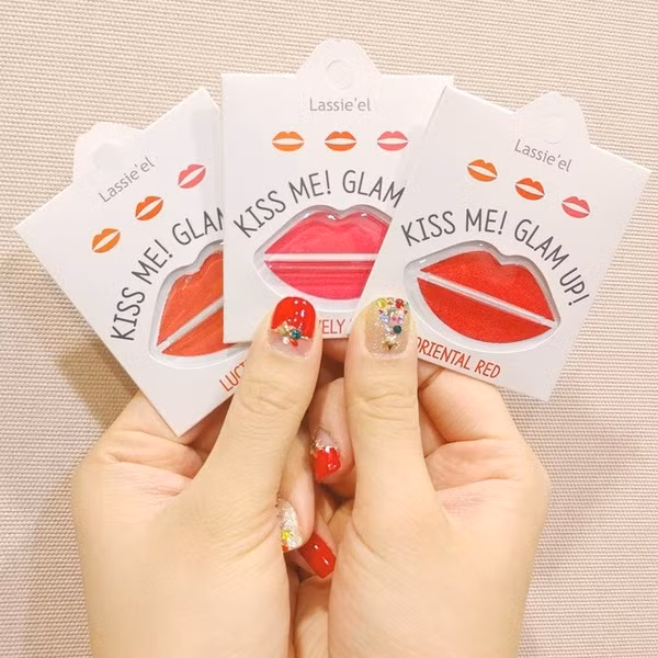 Những thẻ son môi mỏng manh có thể bỏ gọn trong ví.