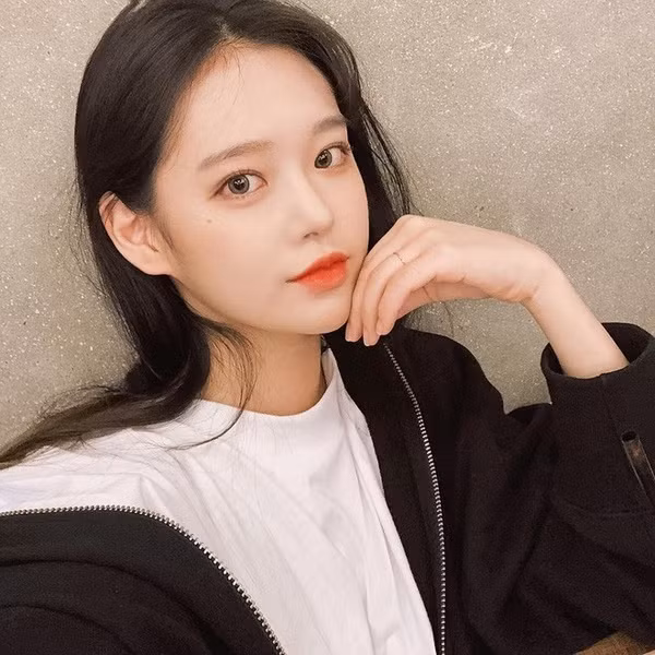 Đặc biệt hơn nữa, chăm chỉ sử dụng loại mặt nạ này 1 đến 2 lần/tuần bạn gái sẽ có làn da mềm mịn, ngậm đủ nước và dưỡng chất và căng bóng như "phủ sương".