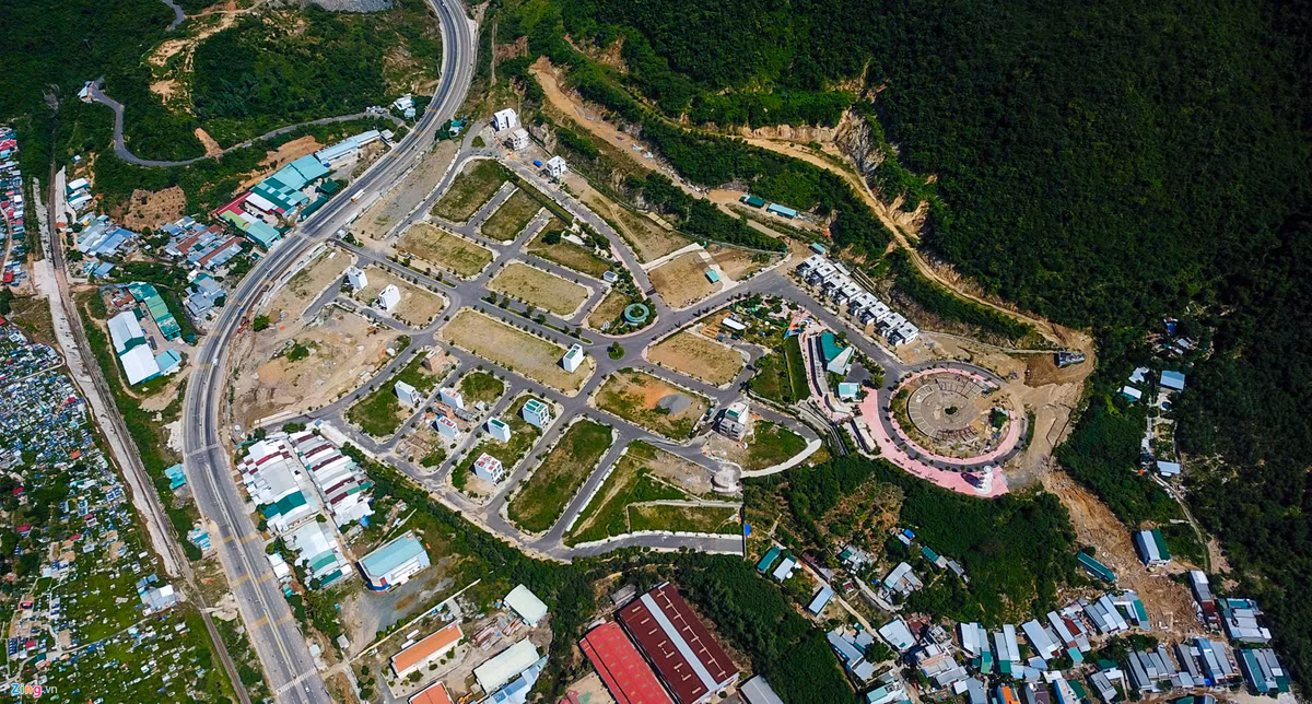 Toàn cảnh khu nhà ở cao cấp Hoàng Phú Nha Trang. Công trình có diện tích gần 11,6 ha, có tổng vốn hơn 200 tỷ đồng. Dự án được thiết kế xây dựng với 380 căn nhà phố, biệt thự cao cấp và nhiều hạng mục.