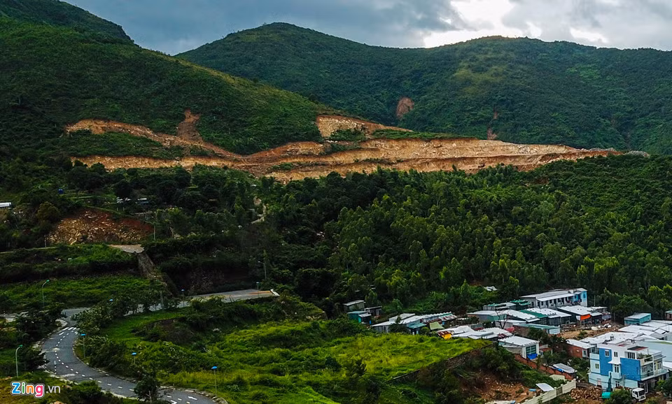 Trong hai đợt mưa bão số 8 và số 9 vừa qua, ở khu vực này xảy ra tình trạng sạt lở nghiêm trọng uy hiếp tính mạng người dân ở các khu dân cư bên dưới.