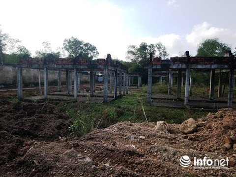 Đã quá hạn hoàn thành 4 năm nhưng khu du lịch Làng Việt trông như một phế tích.