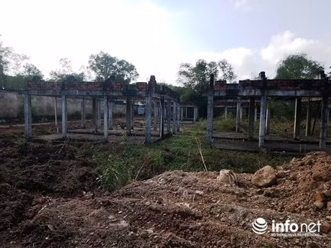 Đã quá hạn hoàn thành 4 năm nhưng khu du lịch Làng Việt trông như một phế tích.