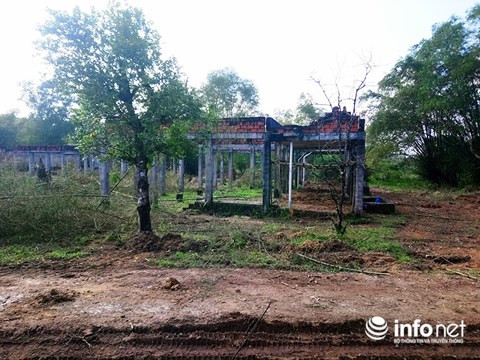 Các hạng mục dở dang trong tình trạng rêu phủ.