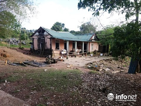 Một ngôi nhà sập sệ nằm bên trong khu du lịch.