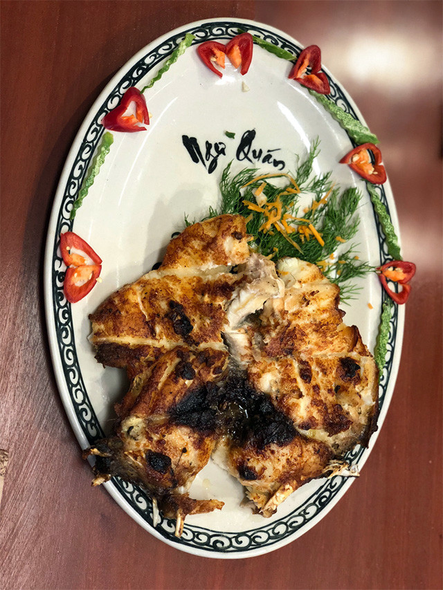 Cá trắm đen nướng ướp tẩm gia vị - món ăn khoái khẩu của nhiều thực khách.