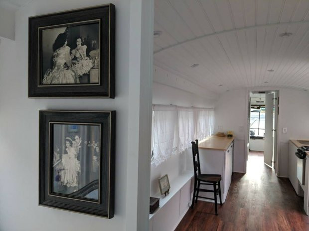 Chủ nhân của ngôi nhà cũng chịu khó trang trí với tranh ảnh và các vật dụng khác.