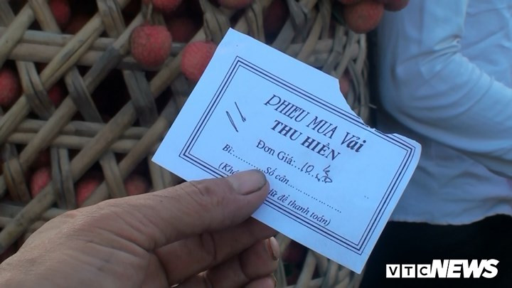 Sau khi được thương lái chọn lựa thuận mua vừa bán, người bán sẽ được phát một tích kê có ghi giá, sau đó mang vải cùng tích kê vào cân. Giá từ 10.00 đồng trở lên nếu bán cho thương lái Trung Quốc.