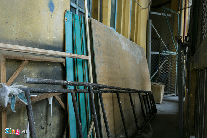 Tại chung cư ở 26 Lý Tự Trọng, quận 1, đồ đạc để chật kín, choán gần hết lối thoát hiểm. Ảnh: Liêu Lãm.