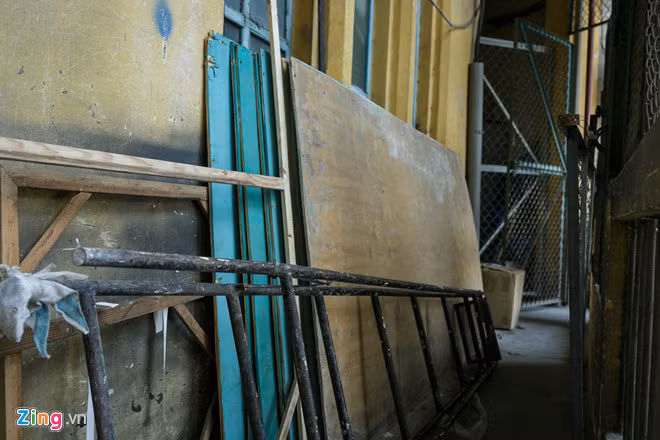 Tại chung cư ở 26 Lý Tự Trọng, quận 1, đồ đạc để chật kín, choán gần hết lối thoát hiểm. Ảnh: Liêu Lãm.