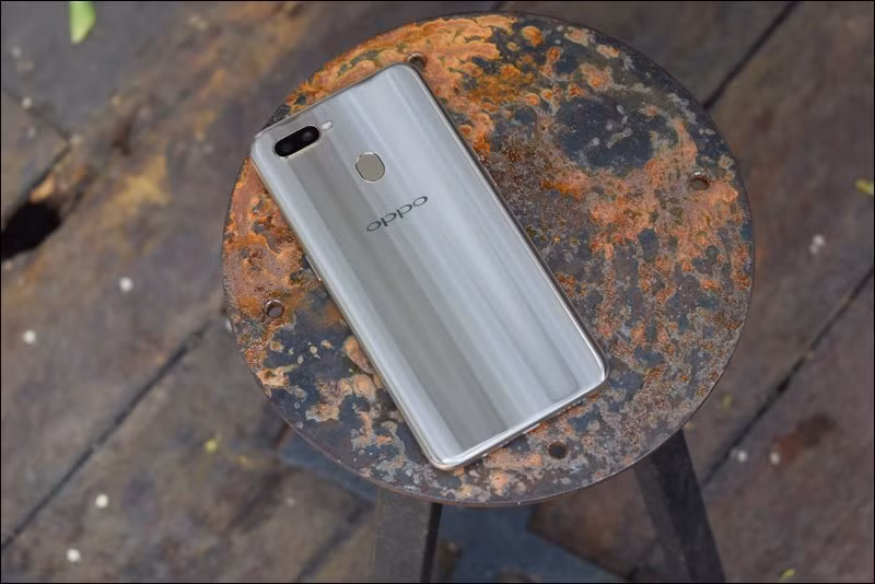 5 smartphone moi ra mat gan day phu hop cho nguoi tre-Hinh-5