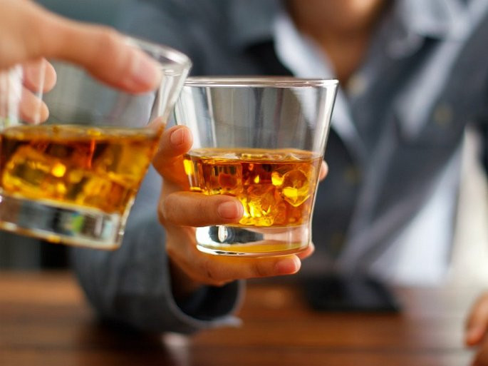 Rượu, whisky và sản phẩm ủ rượu/chưng cất cũng chung số phận. Ảnh: Shutterstock.