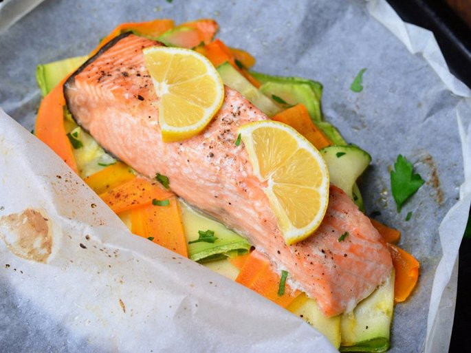 Các loại cá gồm: cá hồi, cá da trơn, cá chép, cá rô phi, cá bơn, cá ngừ, cá trích, cá tuyết, cá nheo biển, cá chẽm... sẽ bị áp mức thuế mới khi vào Trung Quốc. Ảnh: Shutterstock.