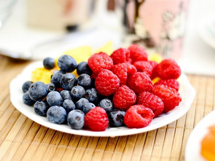 Nông dân Mỹ là đối tượng chịu tác động lớn. Nhiều loại quả được đưa vào danh sách đánh thuế mới gồm cam, quýt, bưởi, chanh, nho, táo, lê, quế, mơ, anh đào, đào, mận, nam việt quất... Nhiều loại quả mọng khác, bao gồm cả các loại mơ khô, mận, táo..., cũng như nước cam tươi và đông lạnh. Ảnh: Unsplash.