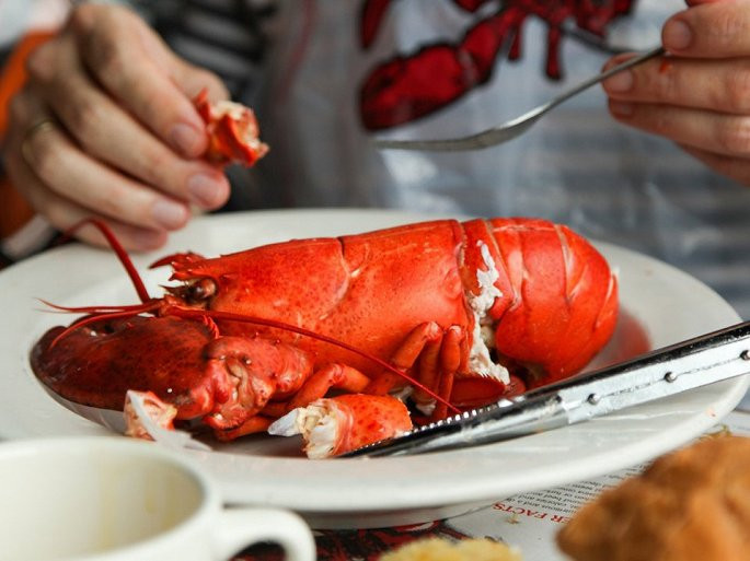 Tôm hùm, cua, tôm, hàu, sò điệp, hến, mực, bạch tuộc, ốc, trai, bào ngư, ốc xà cừ, nhím biển, sứa và các động vật không xương sống thủy sinh khác. Bao gồm cả các chế phẩm sơ chế hoặc bảo quản cũng được đưa vào danh sách. Ảnh: Shutterstock.