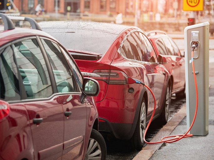 Chính sách thuế mới còn áp dụng với một số loại ô tô điện, xe hỗn hợp, xe có động cơ nhỏ và hộp số cho xe có động cơ. Để trả đũa cú đáp trả của Trung Quốc, ngày 9/7, Tổng thống Mỹ đã công bố danh sách hàng hóa Trung Quốc sẽ bị đánh thuế 10% bổ sung với trị giá 200 tỷ USD. Trung Quốc hôm 11/7 tuyên bố sẽ đưa ra “các biện pháp cương quyết và mạnh mẽ” chống lại đe dọa trên của Mỹ. Ảnh: Shutterstock.