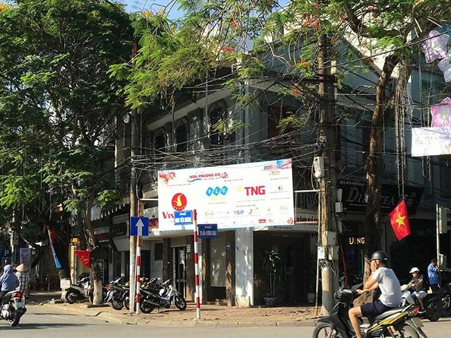 Hau due doanh nhan Bach Thai Buoi doi nha: Gap kho!