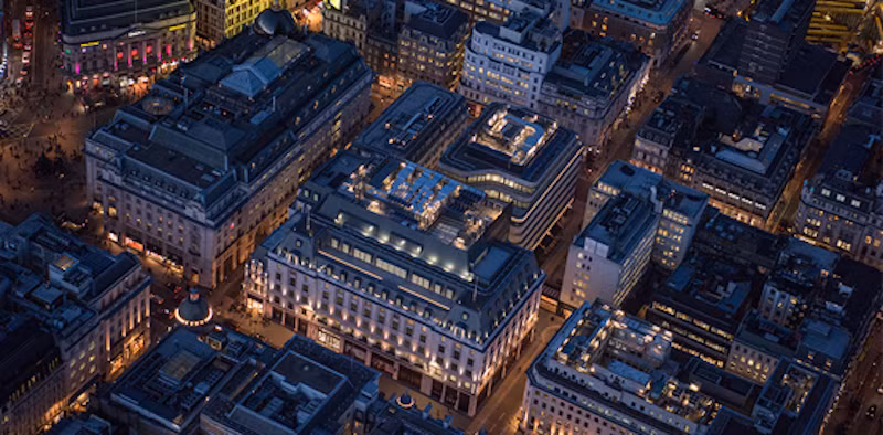 Phố Regent và chợ St James, London: Crown Estate sở hữu toàn bộ con phố Regent tại London - một trong những khu phố mua sắm nổi tiếng nhất tại Anh. Công ty này cũng nắm giữ các nhiều khu bất động sản cho thuê đắt giá ở Oxford, Exeter, Nottingham, Newcastle, Harlow, và Swansea.