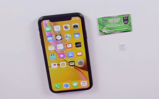 iPhone XR khoa mang ve Viet Nam: Gia cao, it nguoi quan tam