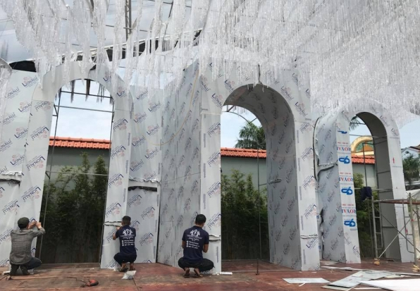 Hàng trăm chiếc đèn chùm long lanh được chuẩn bị.