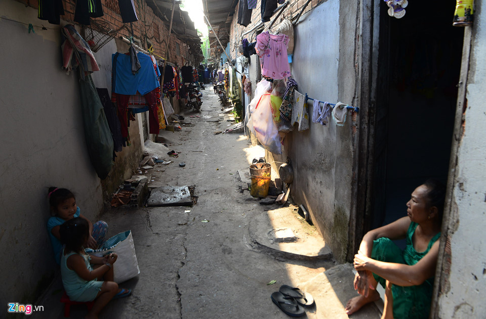 Các hộ dân cho biết dù cuộc sống hết sức khó khăn, thiếu thốn điện, nước, đường sá, nhà cửa xuống cấp trầm trọng không được sửa chữa, nhưng với mức đền bù đó họ khó có thể đủ tiền để an cư chỗ khác.