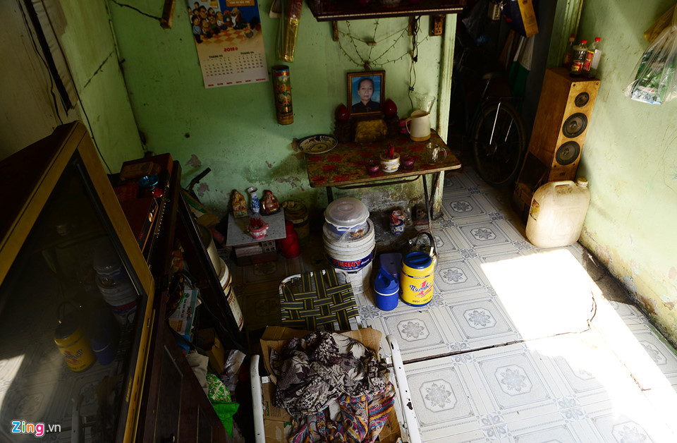 Một số căn nằm bên rạch bị lún, nền nhà nứt toác nhưng các gia đình vẫn phải cầm cự ở, chờ tăng giá đền bù.