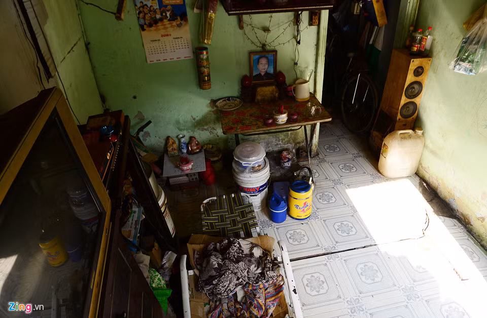 Một số căn nằm bên rạch bị lún, nền nhà nứt toác nhưng các gia đình vẫn phải cầm cự ở, chờ tăng giá đền bù.