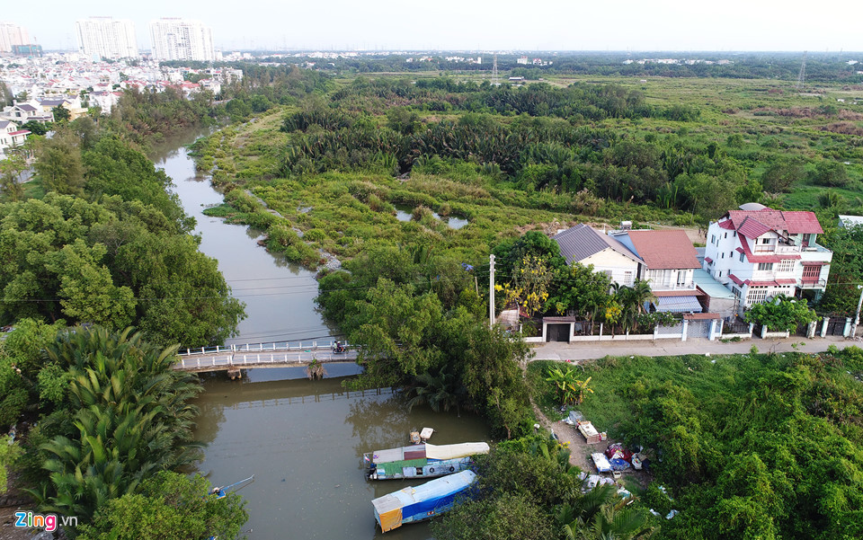 Cây cầu bắc qua con rạch nhỏ là lối ra vào duy nhất của những hộ dân sinh sống trong khu đất này. Ngay đầu đường hiện có 5 căn nhà khang trang, diện tích lớn.