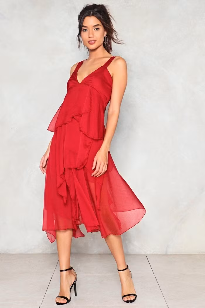 Chiếc váy voan bèo nhún đầy nữ tính, thanh lịch này rất hợp với không khí sang trọng của tiệc cưới. Các nàng nên chọn váy có gam màu tươi sáng, trẻ trung để hòa cùng không khí hạnh phúc trong tiệc cưới.