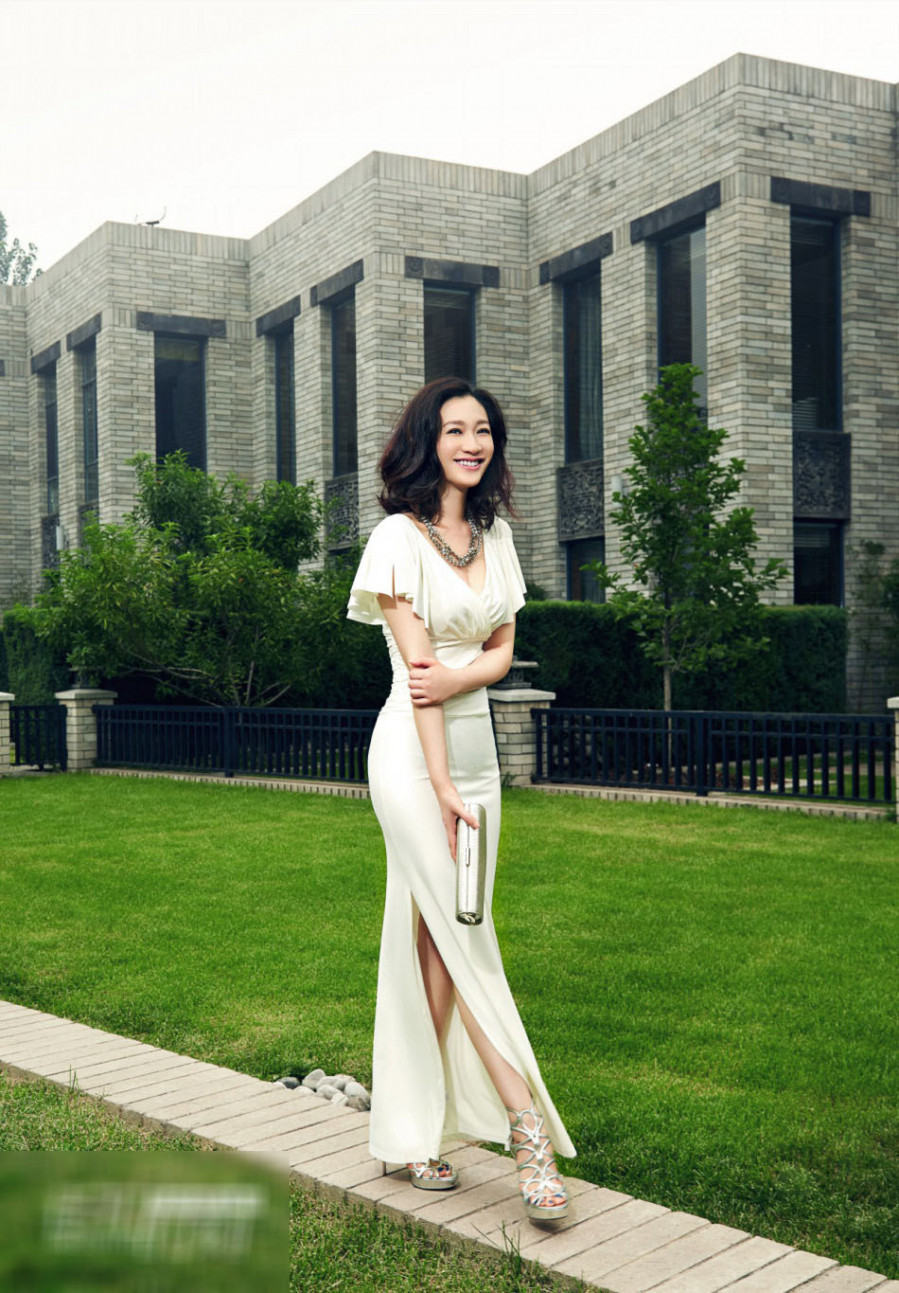 Váy xẻ vạt không chỉ mang tới cho bạn vẻ kiều diễm, kiêu sa mà còn khoe khéo đôi chân gợi cảm và quyến rũ. Thêm một đôi giày cao gót và một chiếc túi xách thì mọi ánh mắt sẽ đổ dồn về phía bạn đấy.