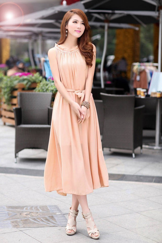 Bạn hoàn toàn có thể diện váy maxi đi dự tiệc cưới. Váy maxi vừa duyên dáng vừa quý phái cho người mặc.