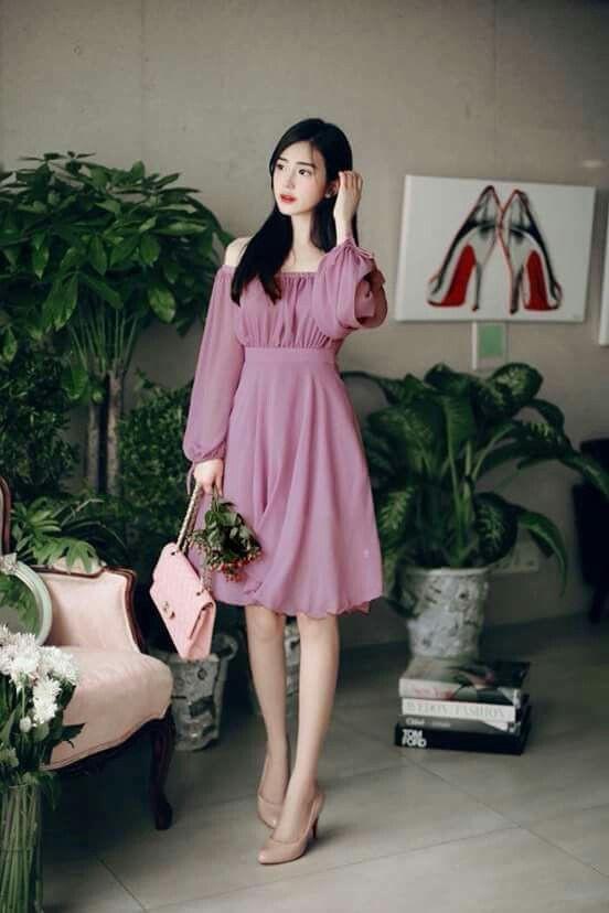 Đây là mẫu váy thanh lịch, trang nhã cho các nàng đi dự đám cưới ngày thu. Váy quấn eo tôn dáng lại cực kỳ tiện dụng và dễ mặc.