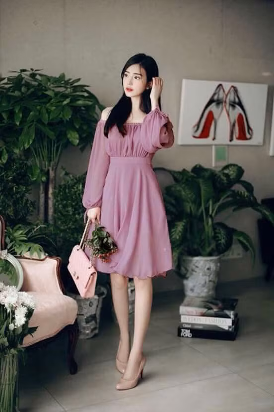 Đây là mẫu váy thanh lịch, trang nhã cho các nàng đi dự đám cưới ngày thu. Váy quấn eo tôn dáng lại cực kỳ tiện dụng và dễ mặc.