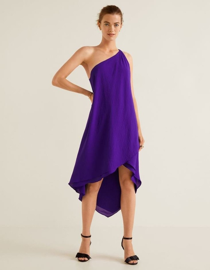 Nếu bạn là cô nàng điệu đà, thích sự phóng khoáng, hiện đại, bạn hãy chọn ngay kiểu váy lệch vai đi dự tiệc cưới. Chiếc váy giúp nàng khoe khéo bờ vai thon thả và đường cong quyến rũ.