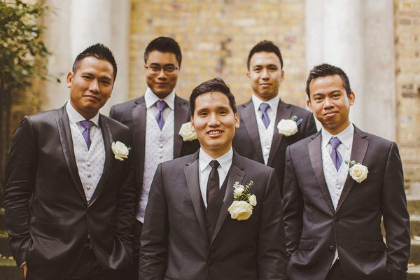 Anh hiện đang sinh sống và làm việc tại London. Doanh nhân Đức Hải (ngoài cùng bên trái hàng dưới) cũng góp mặt trong bộ ảnh cưới của em trai với vai trò phù rể.