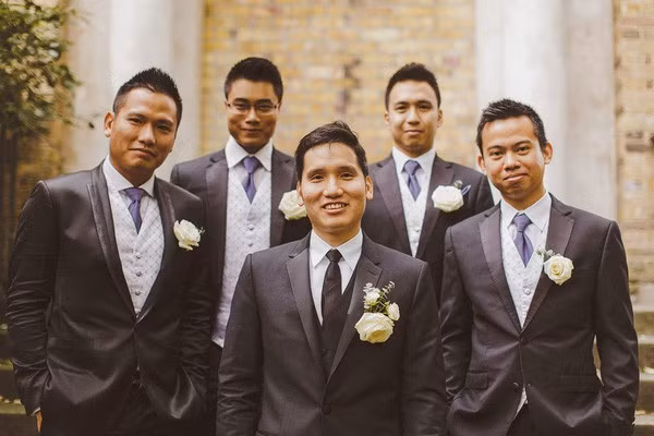 Anh hiện đang sinh sống và làm việc tại London. Doanh nhân Đức Hải (ngoài cùng bên trái hàng dưới) cũng góp mặt trong bộ ảnh cưới của em trai với vai trò phù rể.