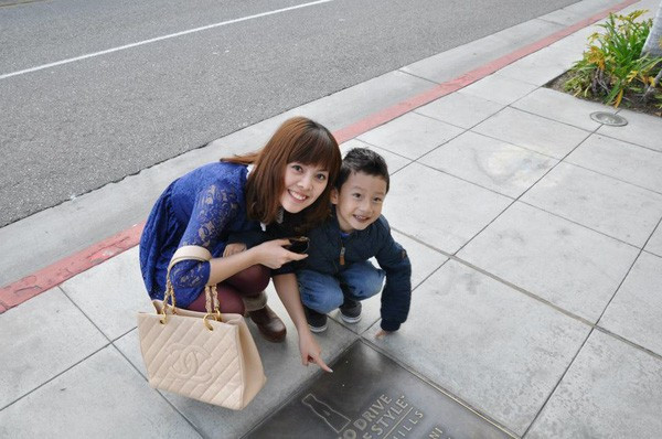 Bé Bảo Nam rất được lòng chú dì.