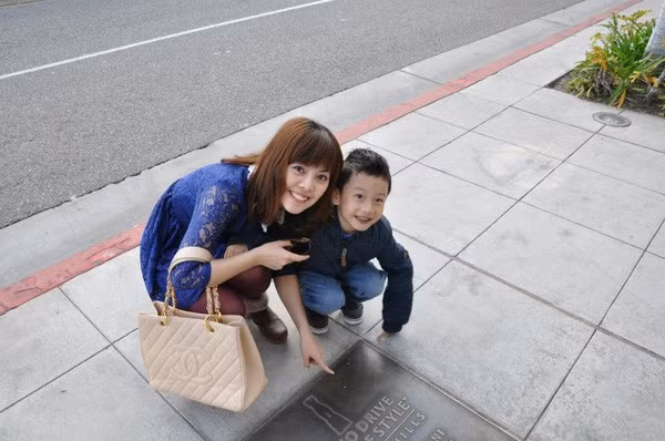 Bé Bảo Nam rất được lòng chú dì.