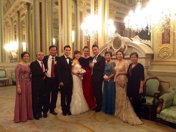 Trong ngày thành hôn của em trai, cả gia đình doanh nhân Đức Hải đã bay sang Anh mừng hạnh phúc của em trai.
