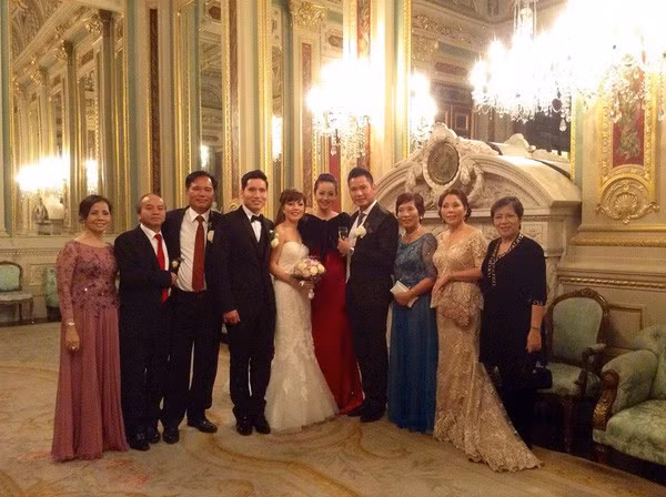 Trong ngày thành hôn của em trai, cả gia đình doanh nhân Đức Hải đã bay sang Anh mừng hạnh phúc của em trai.