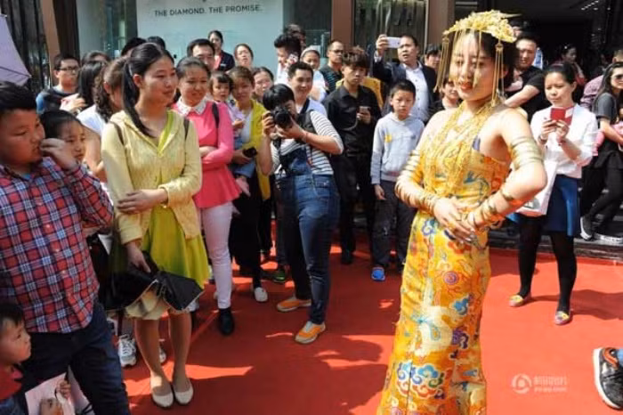 Gai xinh deo hang chuc cay vang tren nguoi len xe buyt-Hinh-3