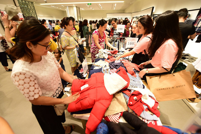 Kinh doanh tại Trung tâm thương mại không còn dễ dàng nếu không thay đổi kịp cùng xu hướng, nhu cầu của khách hàng. Ảnh: Quang Định.