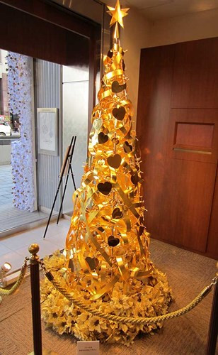 Cây thông noel của hãng trang sức Nhật Bản Ginza Tanaka được làm bằng vàng, ngọc trai và đá quý, trị giá 2 triệu USD.