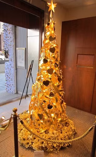 Cây thông noel của hãng trang sức Nhật Bản Ginza Tanaka được làm bằng vàng, ngọc trai và đá quý, trị giá 2 triệu USD.