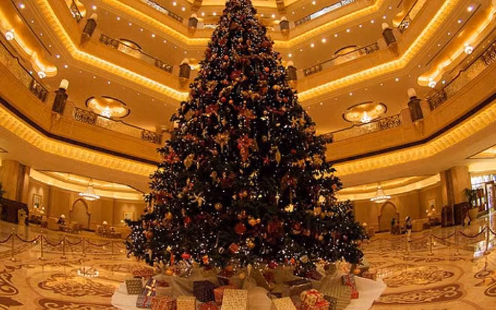 Đây là cây thông noel đắt nhất thế giới, được trang trí tại Abu Dhabi. Trị giá của món hàng xa xỉ này là 11 triệu USD.